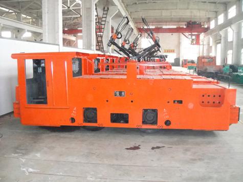 電機車照片，電機車架空線和巷道頂或棚梁之間的距離不得小于